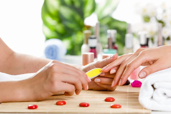 Vrouw aan de schoonheidssalon — Stockfoto