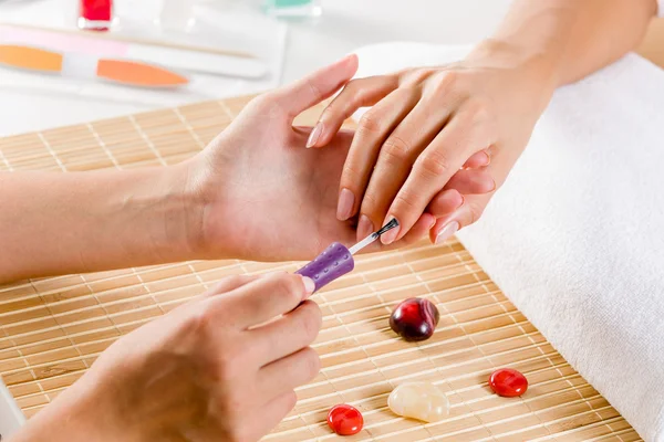 Vrouw aan de schoonheidssalon — Stockfoto