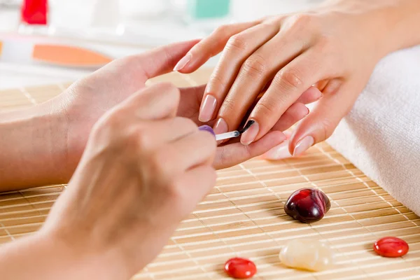 Vrouw aan de schoonheidssalon — Stockfoto