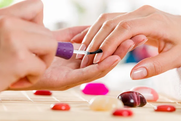 Mujer en el salón de belleza — Foto de Stock