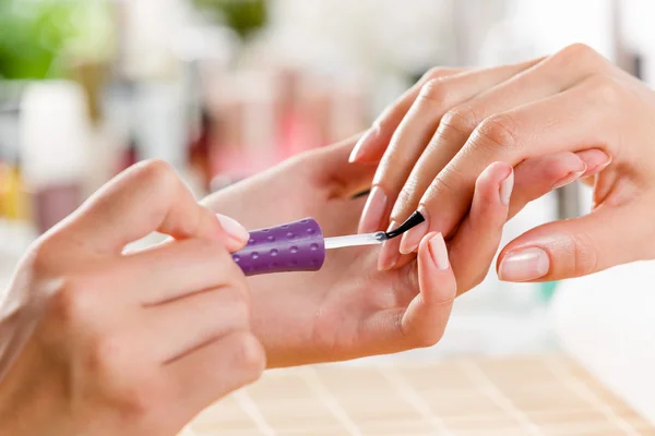 Vrouw aan de schoonheidssalon — Stockfoto