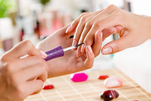 Mujer en el salón de belleza —  Fotos de Stock