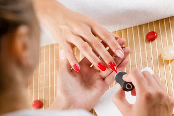 Vrouw aan de schoonheidssalon — Stockfoto