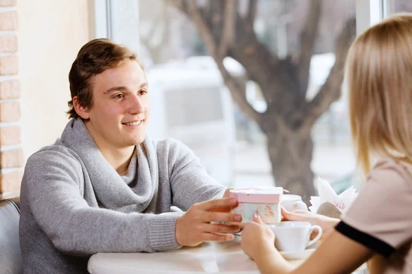 Op datum (echt) paar — Stockfoto