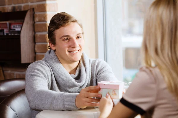 Op datum (echt) paar — Stockfoto