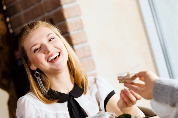 Op datum (echt) paar — Stockfoto