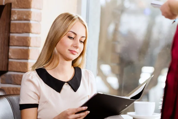 Woman at cafe — Stock Photo, Image