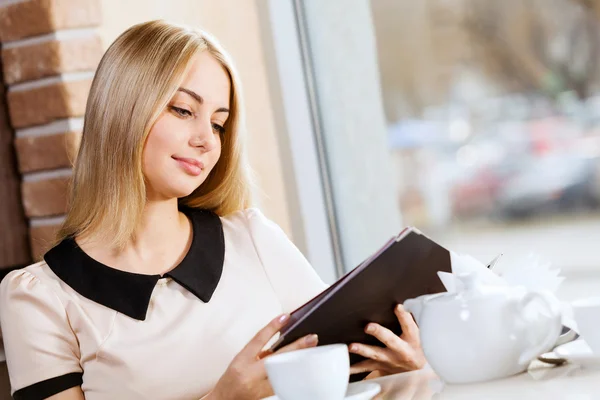 Frau im Café — Stockfoto