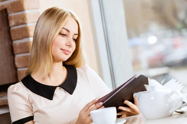 Vrouw in café — Stockfoto