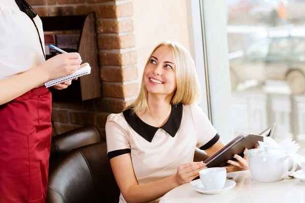 Frau im Café — Stockfoto