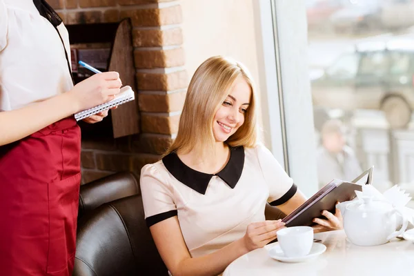 Vrouw in café — Stockfoto