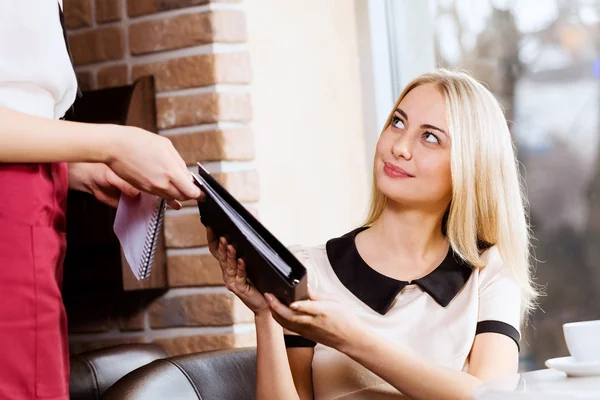 Vrouw in café — Stockfoto