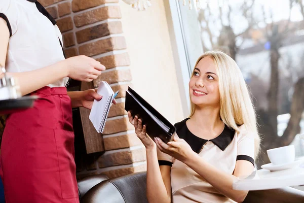 Vrouw in café — Stockfoto