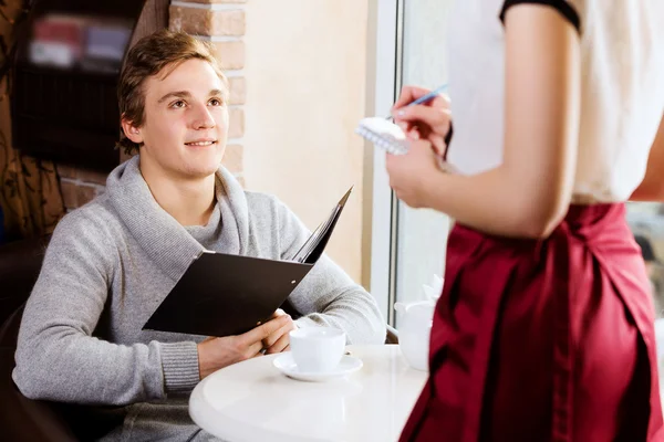 Man på café — Stockfoto