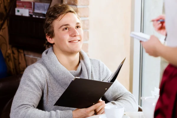 Man på café — Stockfoto