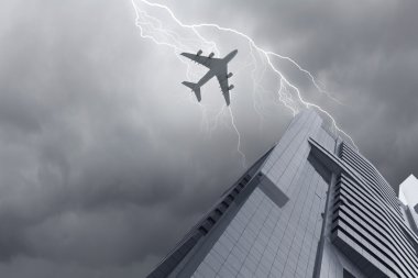 şehir üzerinde uçak