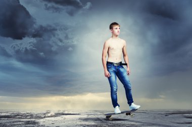 Genç kaykay üzerinde