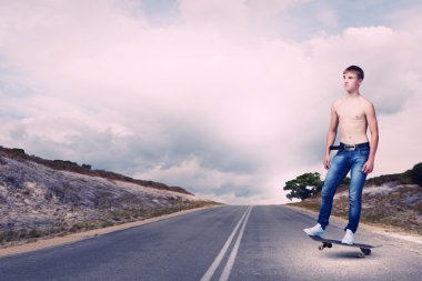 Genç kaykay üzerinde