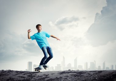 Genç kaykay üzerinde