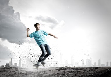 Genç kaykay üzerinde