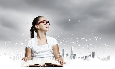 kız kitap okuyor.