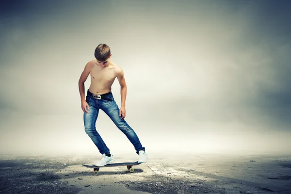 Adolescente su skateboard — Foto Stock