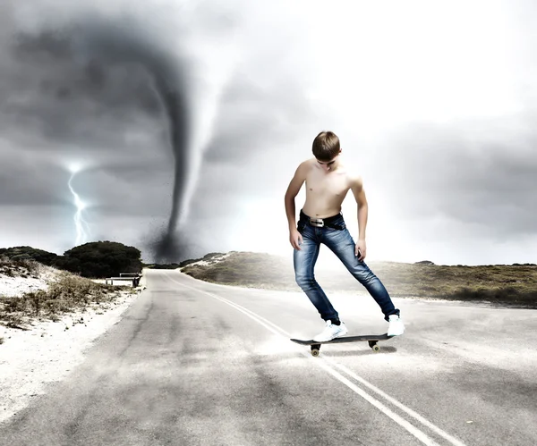 Tiener op skateboard — Stockfoto