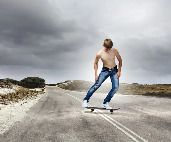 Adolescente su skateboard — Foto Stock