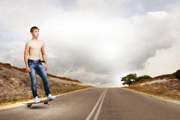 Adolescent sur skateboard — Photo