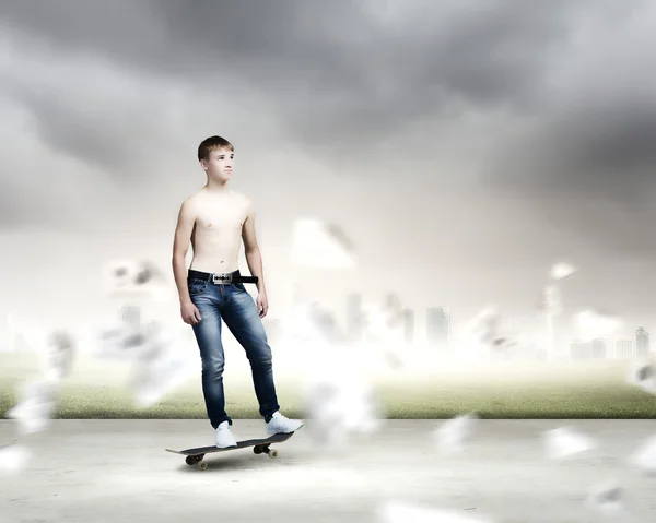 Teenager na skateboard — Stock fotografie