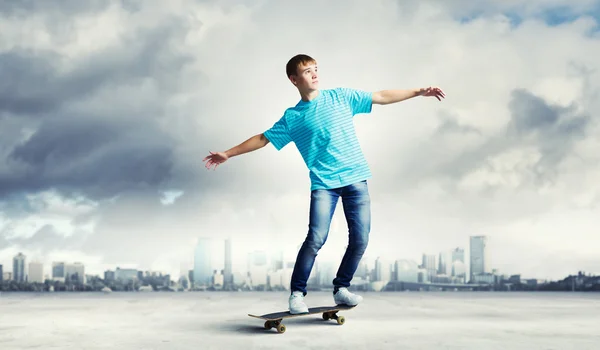 Adolescent sur skateboard — Photo