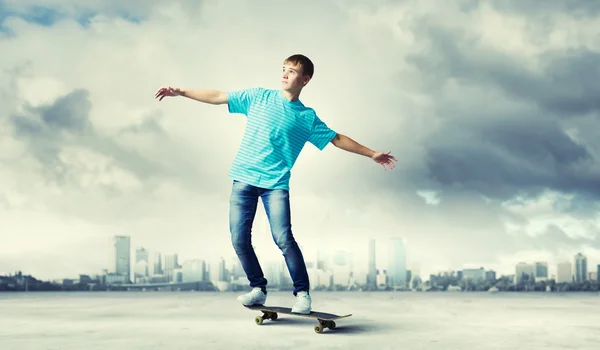 Adolescent sur skateboard — Photo