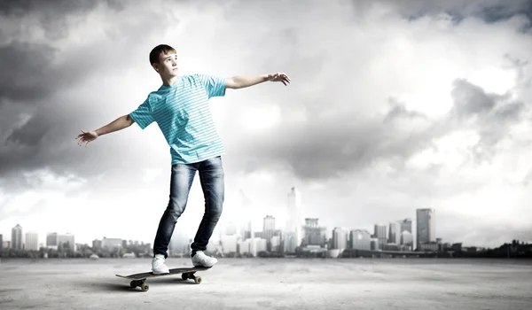 Teenager auf Skateboard — Stockfoto