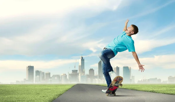 Adolescente su skateboard — Foto Stock
