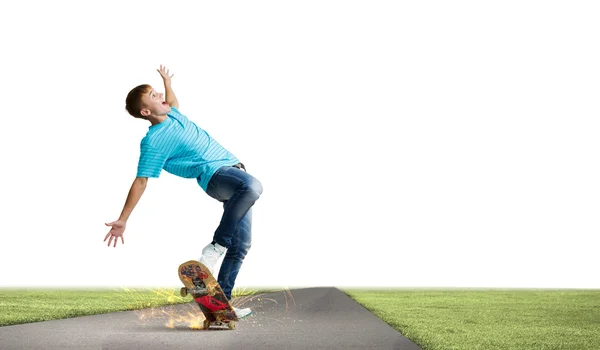 Adolescente su skateboard — Foto Stock