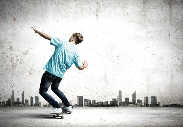 Teenager auf Skateboard — Stockfoto