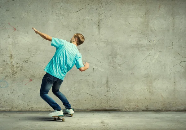 Teenager na skateboard — Stock fotografie