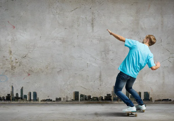Teenager na skateboard — Stock fotografie