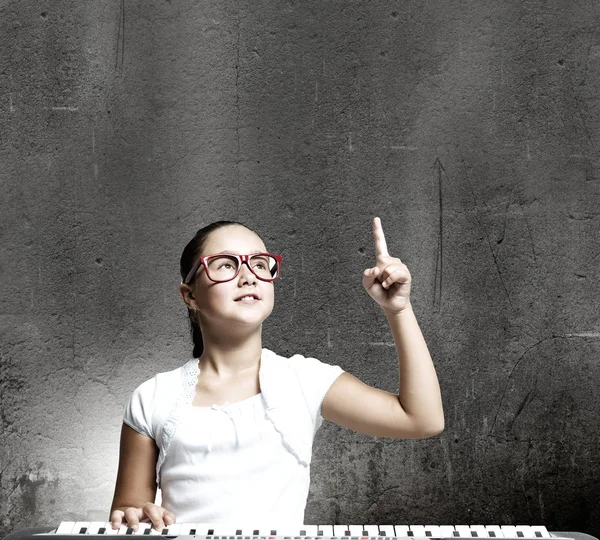 School meisje met piano — Stockfoto