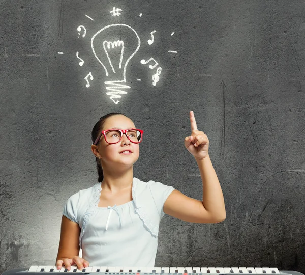 Escola menina com piano — Fotografia de Stock