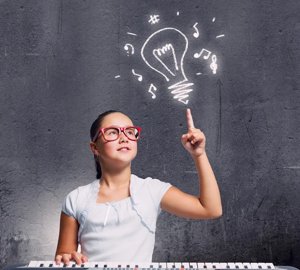 Escola menina com piano — Fotografia de Stock