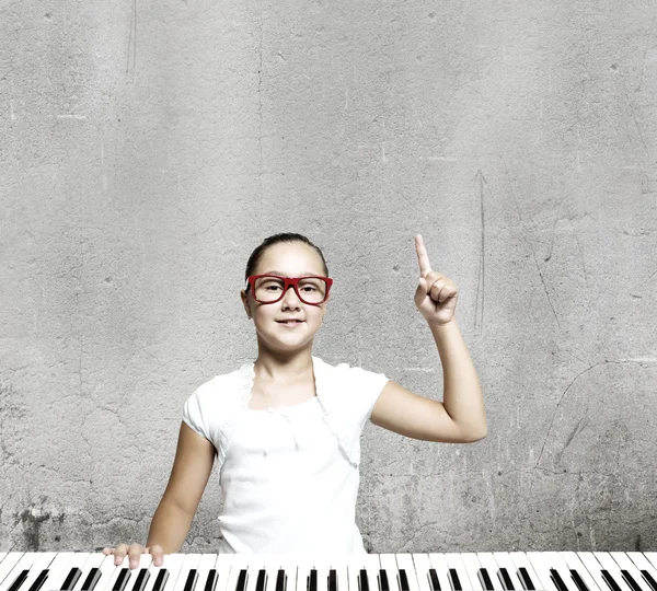 Écolière avec piano — Photo