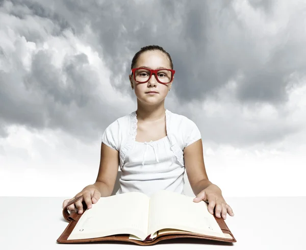 Mädchen lesen Buch — Stockfoto