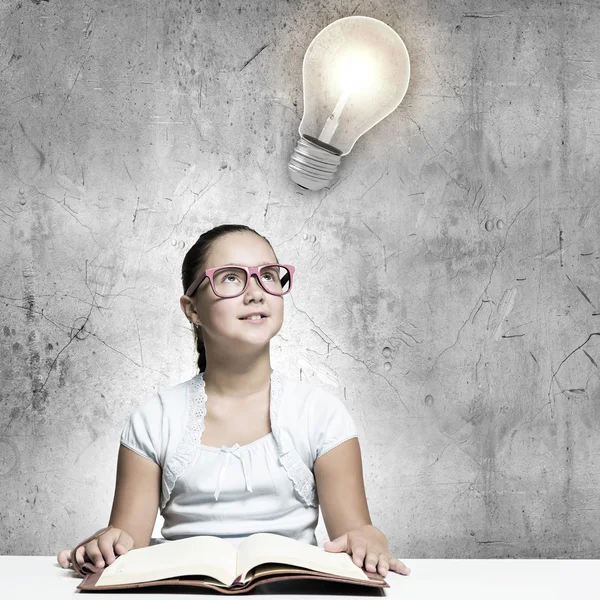 Chica leyendo libro — Foto de Stock