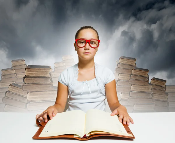 Chica leyendo libro — Foto de Stock