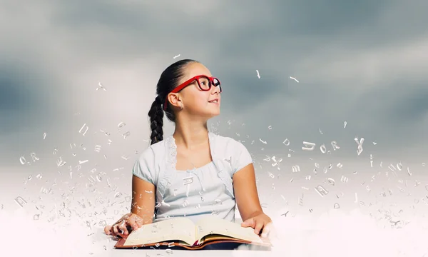 Chica leyendo libro — Foto de Stock