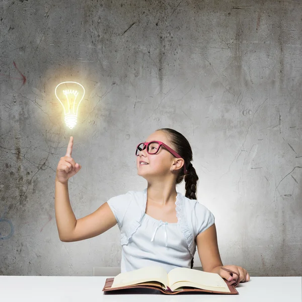 Mädchen lesen Buch — Stockfoto