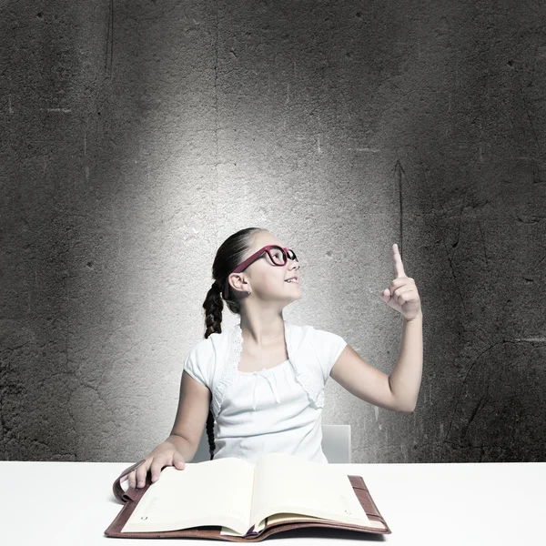 Chica leyendo libro — Foto de Stock