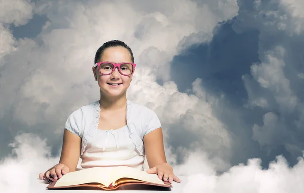 Mädchen lesen Buch — Stockfoto