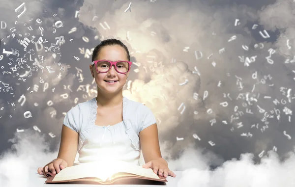 Chica leyendo libro — Foto de Stock